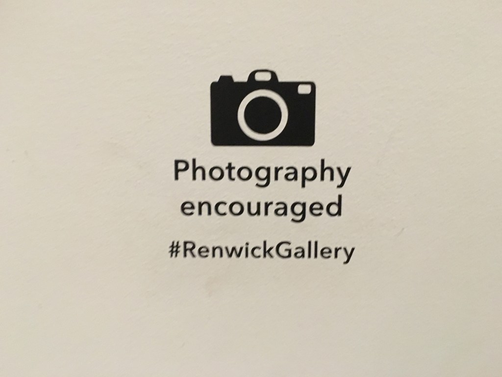 Signalétique d’encouragement à la pratique photographique, Smithsonian Renwick Gallery, Washington, 2016, S. Appiotti