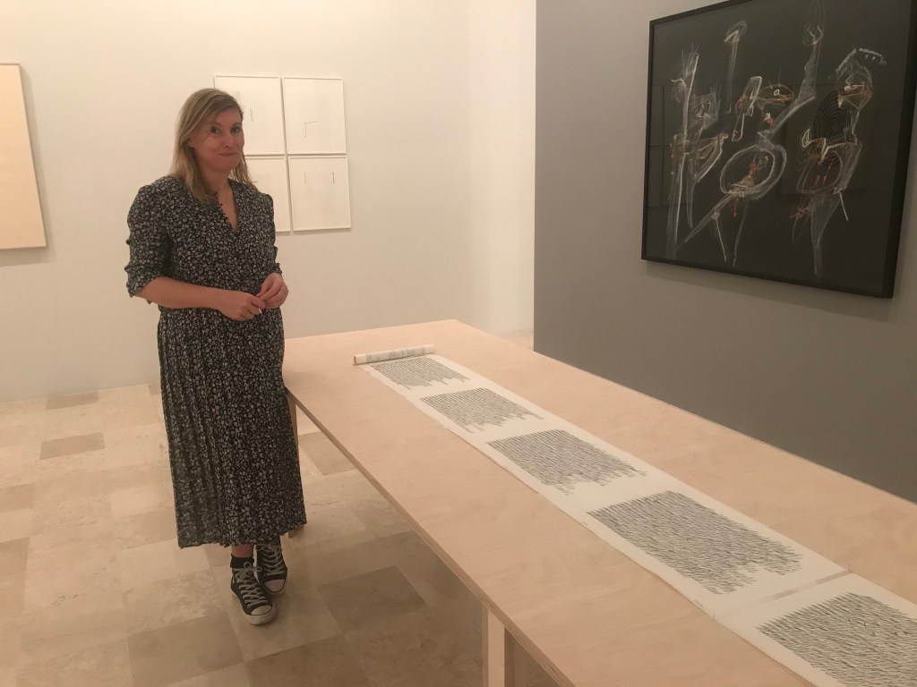  Lisa Balavoine devant "Lettre à ma mère" de Vera Molnar © Frac Picardie 