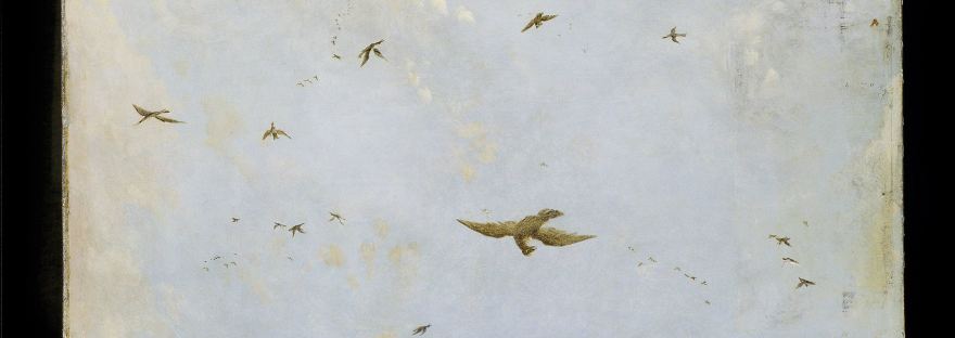 Peinture au plafond d'un papier peint de chambre de maison de poupée; représentant un ciel nuageux, dans lequel volent des oiseaux dont des hérons, des pies, des rapaces et des oiseaux exotiques.