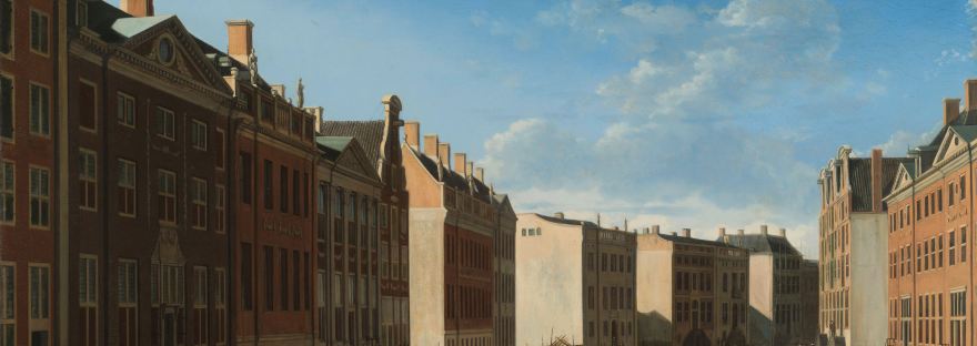 Vue du canal "Herengracht" d'Amsterdam en construction entouré de maisons de style classique. La lumière du soleil tombe entre la rangée de façades et se reflète sur l'eau du canal. Les matériaux de construction sont éparpillés sur le quai. Le dernier bâtiment du côté sud du canal est encore en construction.