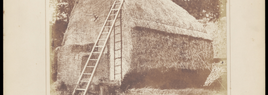 Photographie par William Henry Fox Talbot d'une meule de foin sur laquelle repose une échelle.