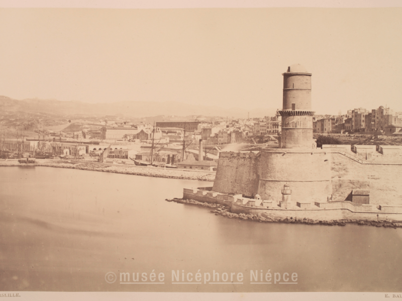 Partager le pouvoir au musée : Les modalités d’intégration de militants et experts dans la conception d’expositions à travers les exemples du Mucem et du Musée national de l’histoire de&nbsp;l’immigration.